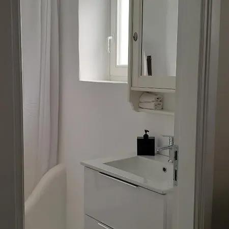 Apartment Pleiades Modern With Shared Pool In *